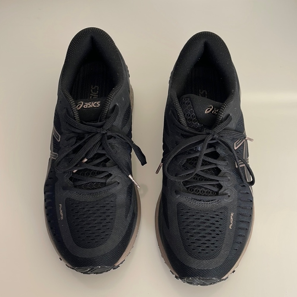 Gel Kayano special edition Black/w gold shimmer sole size 8 Great condition